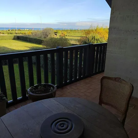 Charming Beachfront In 多维尔