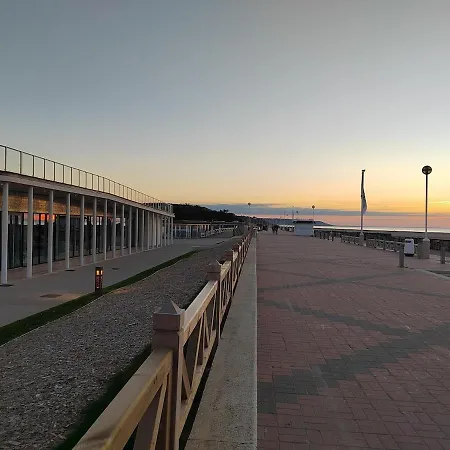 Charming Beachfront In Апартаменты Довиль