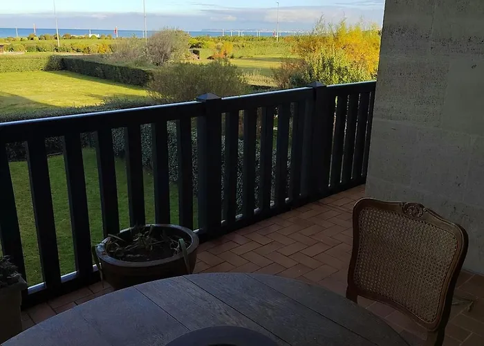 Charming Beachfront In Довиль