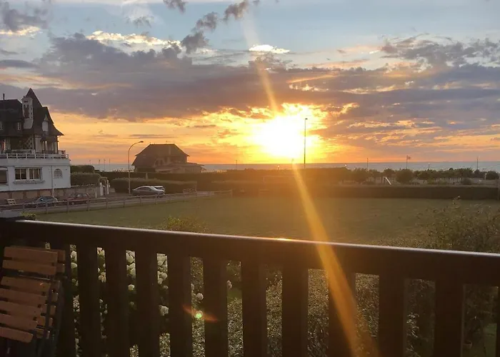 Charming Beachfront In Довиль