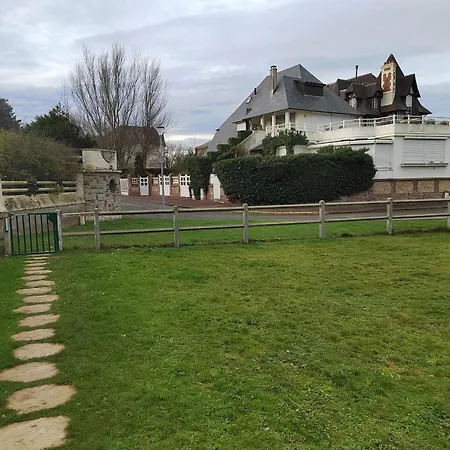 Charming Beachfront In Apartamento