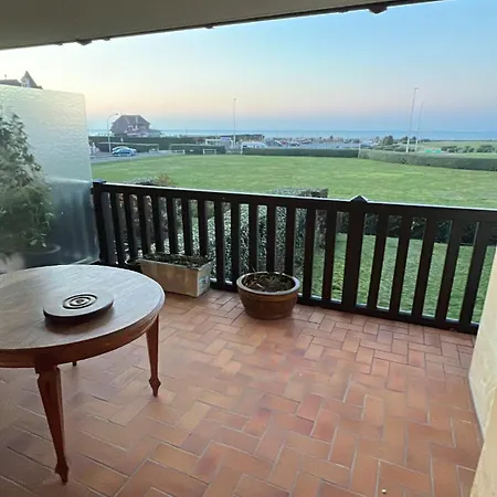 Apartment Charming Beachfront In