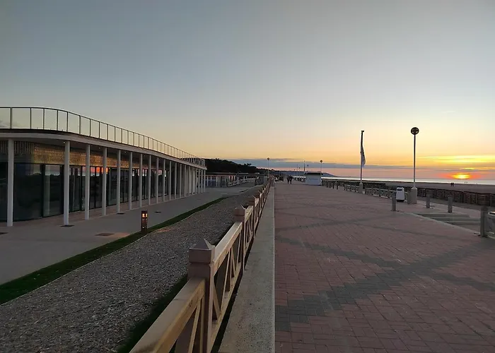 Charming Beachfront In Apartamento Deauville